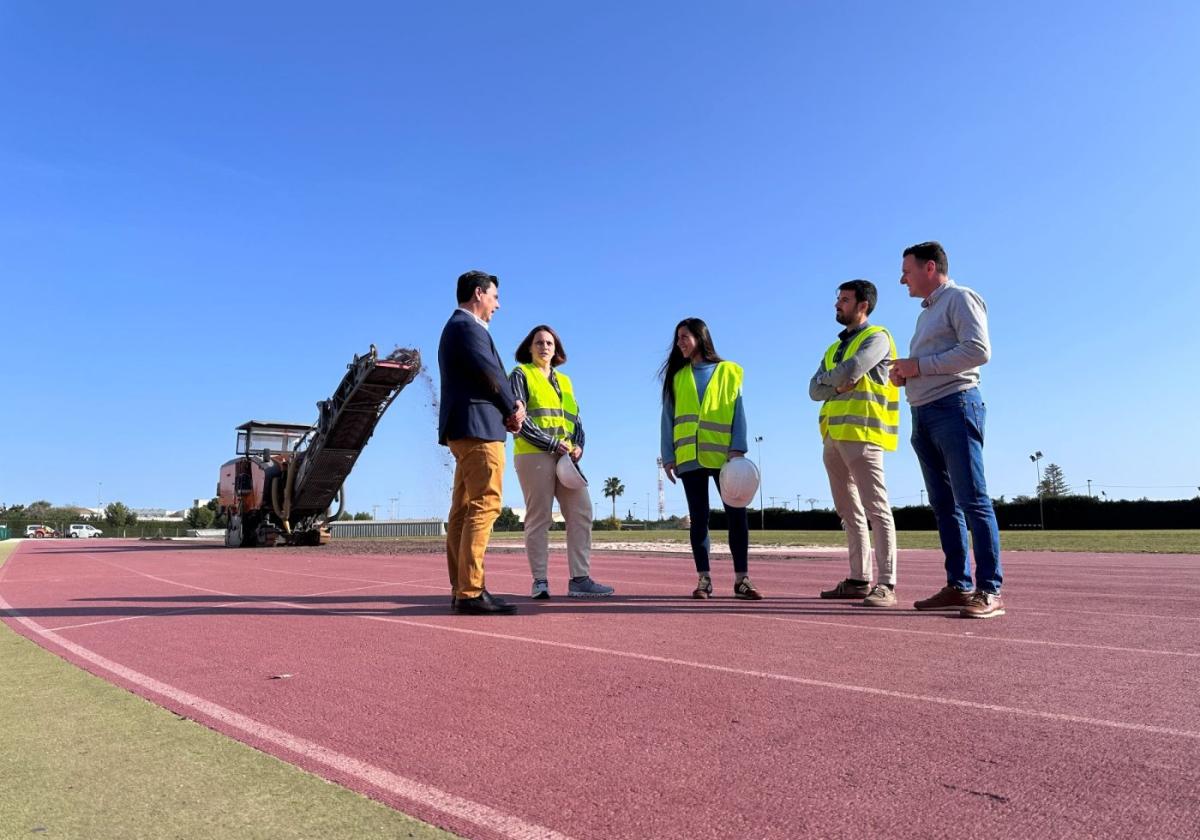 El alcalde, José Miguel Luengo, y el concejal de Deporte, Sergio Martínez, conversan con los técnicos en la pista de atletismo.