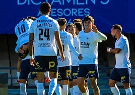 Los jugadores del UCAM celebran uno de los goles que marcaron ayer en su visita al campo del Xerez.