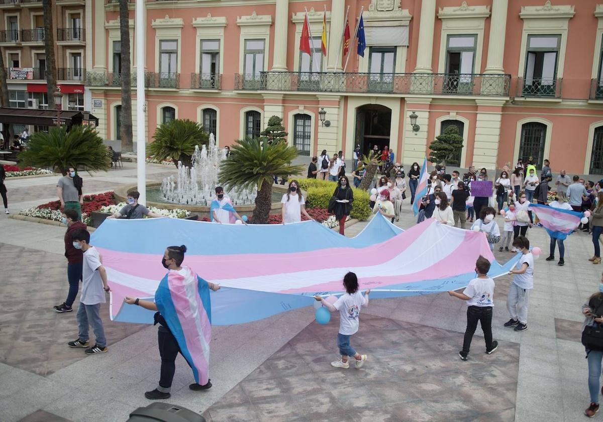 Concentración por los derechos 'trans' en la Glorieta de Murcia, antes de la aprobación de la ley.