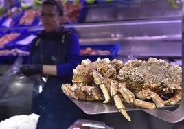 Una dependienta pesa dos centollos en el mercado de Verónicas de Murcia, este lunes por la mañana.