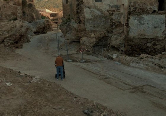 El padre del primer bebé de Letur tras la dana pasea al niño entre los escombros de las zonas afectada.