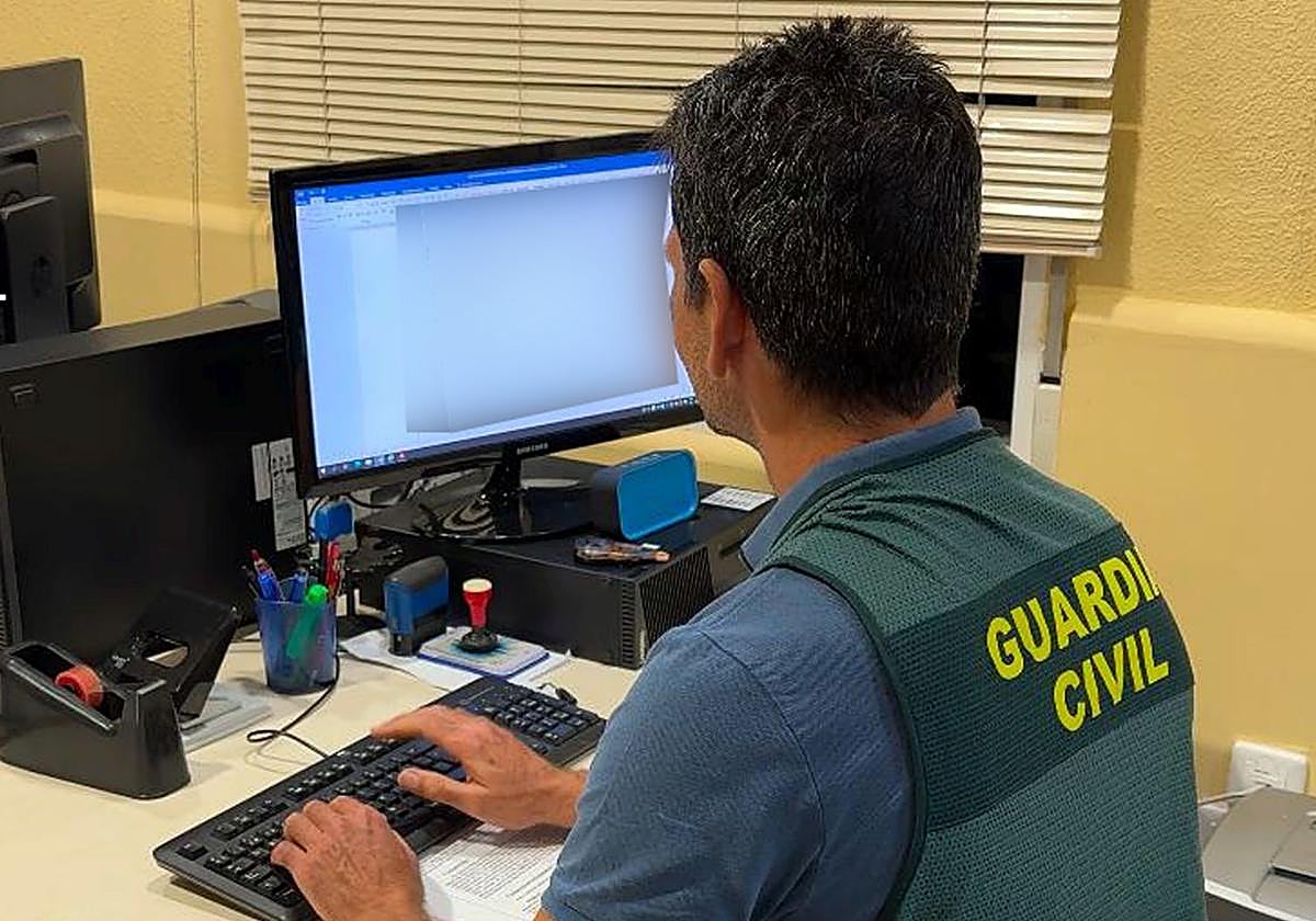Un agente de la Guardia Civil durante la investigación.