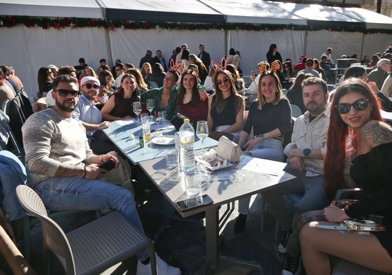 Un grupo de amigos, en una terraza de un bar de la Plaza San Francisco.