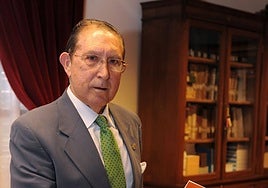 El doctor y académico Carlos Ferrándiz Araujo con su el libro 'Historia de la Real Academia de Medicina y Cirugía de Murcia'.
