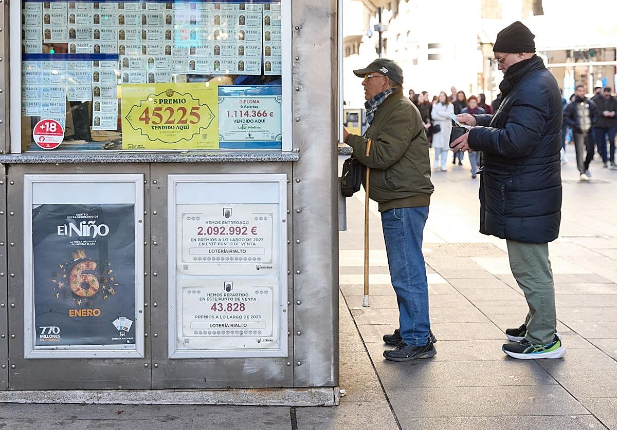 Unos clientes rezagados compran sus décimos para la Lotería del Niño en los últimos días de plazo para adquirirlos.