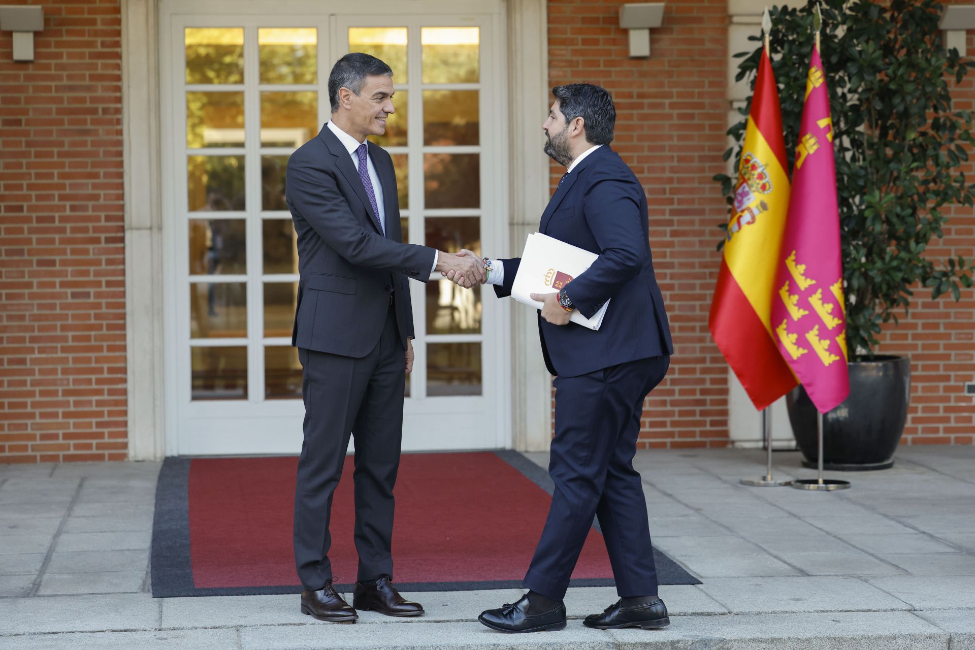 Buenas palabras, pero ningún compromiso. Este es el resumen que hizo el presidente de la Comunidad Autónoma, Fernando López Miras, del encuentro que mantuvo en La Moncloa con el jefe del Gobierno, Pedro Sánchez. «Me voy como he llegado. No me ha dado el sí a nada, aunque la reunión ha sido cordial», dijo. 