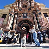 Vecinos realizando bailes tradicionales junto a la basílica.
