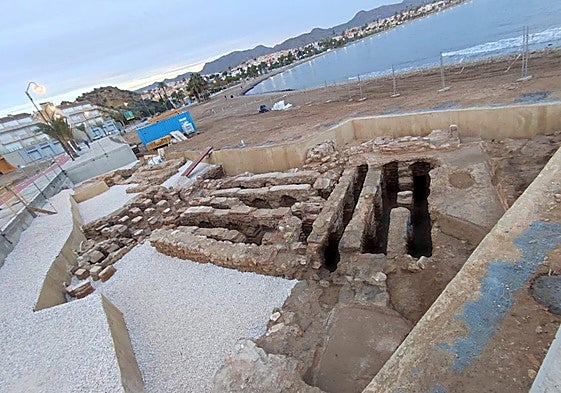 Arcos y otras estructuras de las termas romanas recuperadas en la playa del Alamillo.