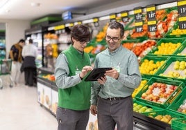 Trabajadores de Mercadona en la sección de Fruta y Verdura.