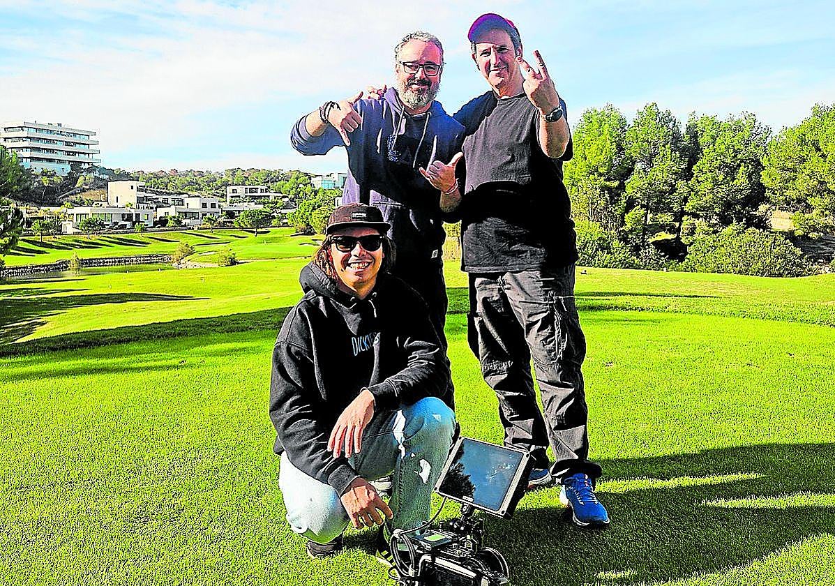Durante la grabación. Joaquín Carmona, Antonio Martínez (con gorra) y Javier Lara (agachado) en un parón del rodaje en uno de los'tees' del campo.