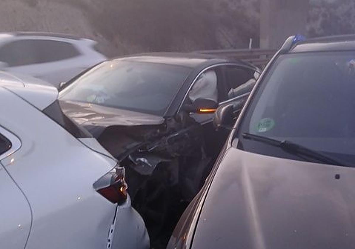 Estado de algunos de los vehículos implicados tras el choque múltiple.