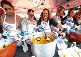 Mujeres de Patiño repartiendo caldo con pelotas, en una edición anterior del evento.