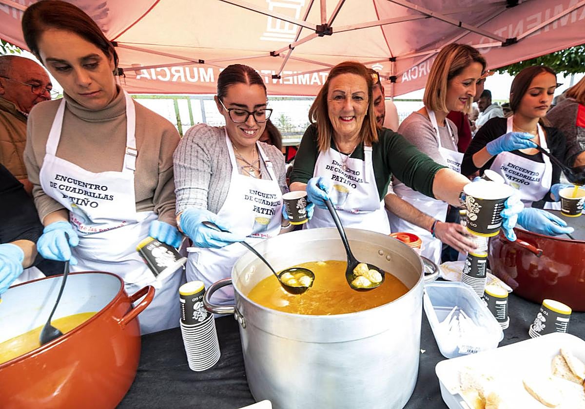 Mujeres de Patiño repartiendo caldo con pelotas, en una edición anterior del evento.