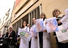 Sanitarios protestan contra las agresiones sufridas por trabajadores del sector.