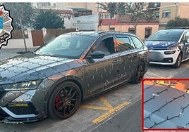 Uno de los vehículos decorados con luces navideñas.