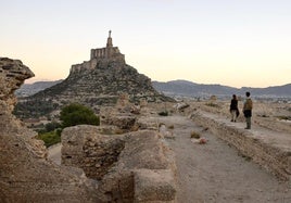 Parte del recinto superior del Castillejo que entra en el nuevo proyecto de restauración subvencionado, con el Castillo al fondo.