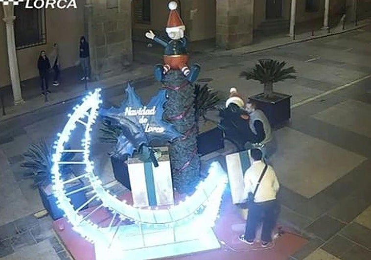 Grabación del momento del robo a través de una cámara de videovigilancia.