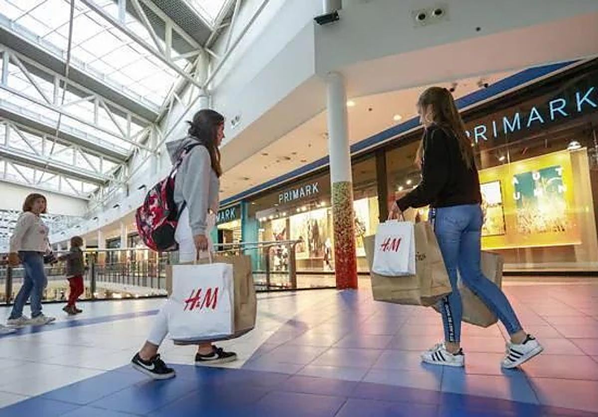 Imagen de archivo de varios personas comprando en un centro comercial