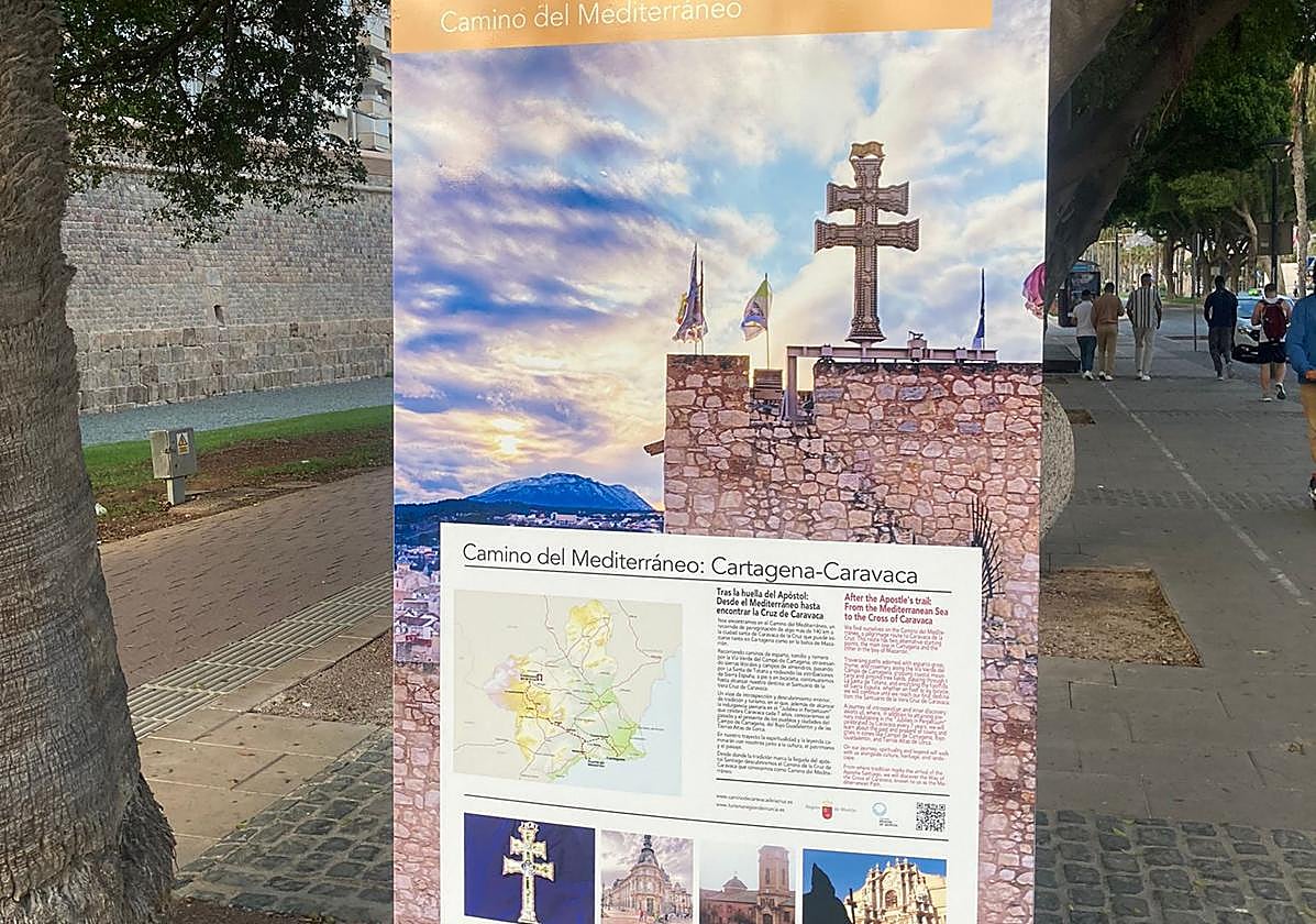 Uno de los carteles informativos instalados en el inicio del camino a Caravaca de la Cruz desde Cartagena