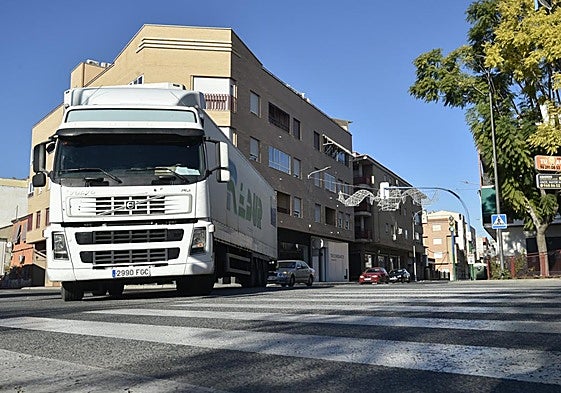 Un camión gira desde la carretera de Abanilla a la N-340, en Santomera.