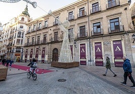 Fachada del Palacio Almodóvar, con la decoración navideña instalada durante estos días en la céntrica plaza de Santo Domingo.