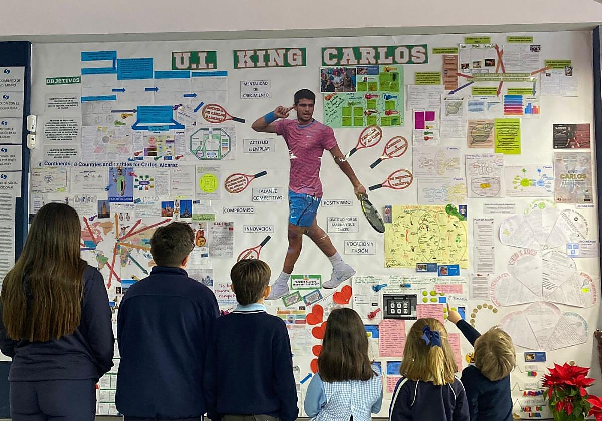 Alumnos del Colegio Salzillo contemplan el mural de entrada al recinto escolar de Molina de Segura.