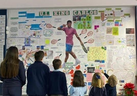 Alumnos del Colegio Salzillo contemplan el mural de entrada al recinto escolar de Molina de Segura.