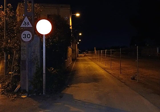 Carril de la Vía en su confluencia con el de Los Párragas, que han dejado de sentido único y sin iluminación.