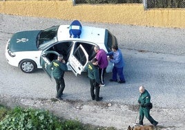 Agentes de la Guardia Civil y el hombre localizado en Cehegín.