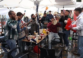 Un grupo de jóvenes canta villancicos esta 'tardevieja' en una terraza de la calle Honda.