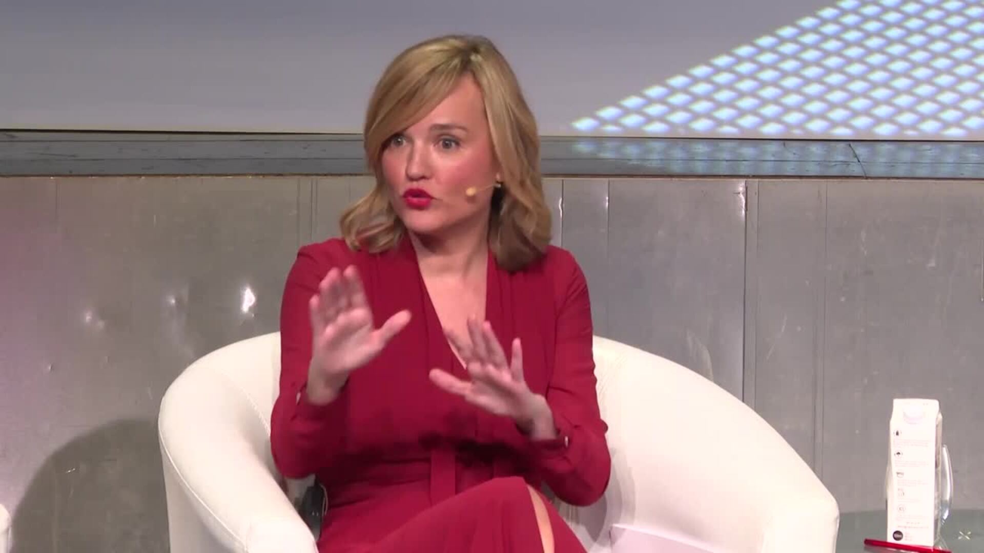 Alegría defiende prohibir el móvil en recreo y comedor para que los niños sociabilicen