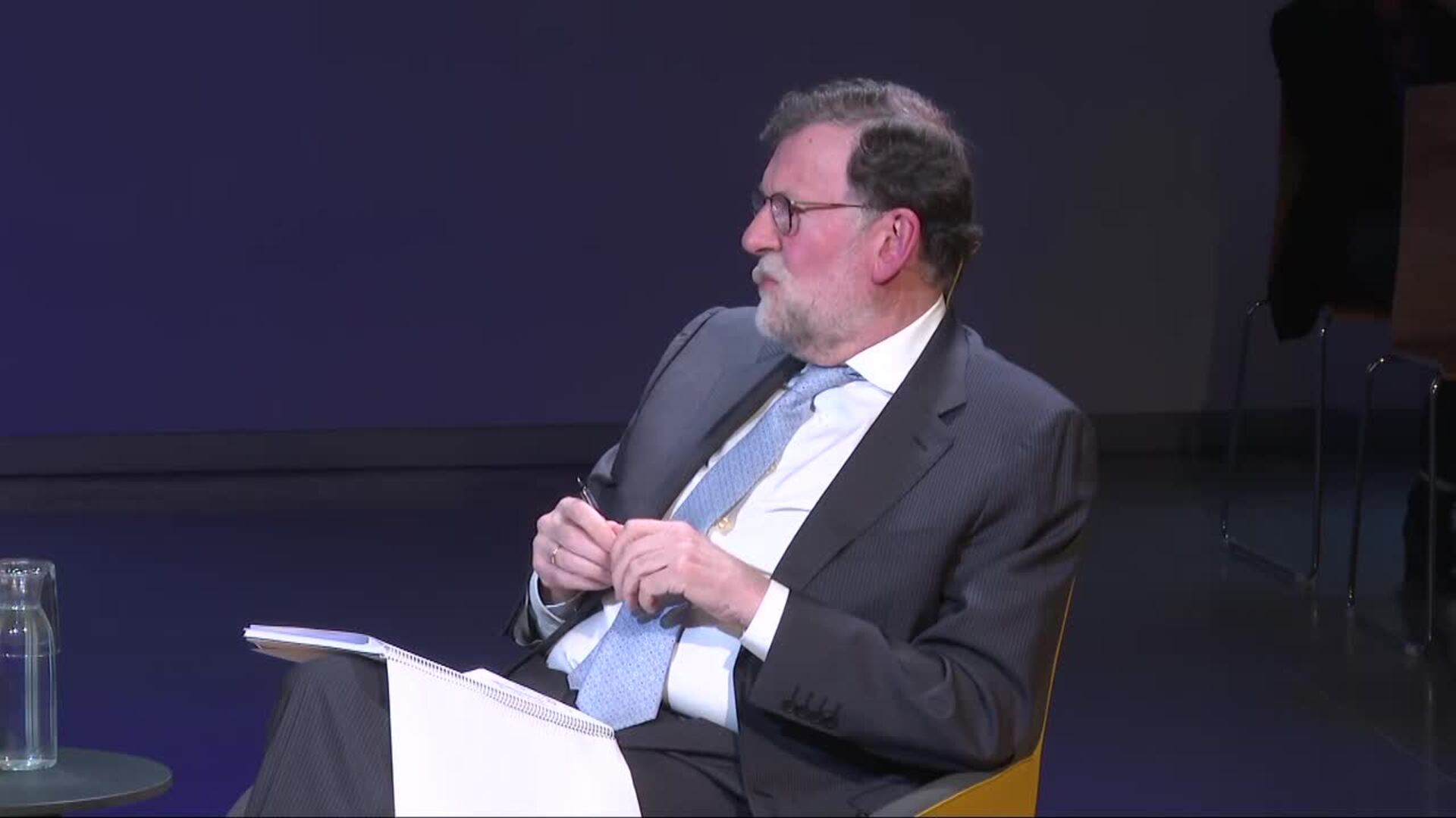 Rajoy destaca la "contención democrática y verbal" en política