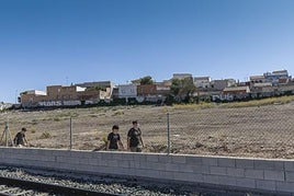 Varios adolescentes pasan junto a los terrenos de Los Mateos donde el Ayuntamiento prevé construir viviendas asequibles para jóvenes, en una imagen de archivo.