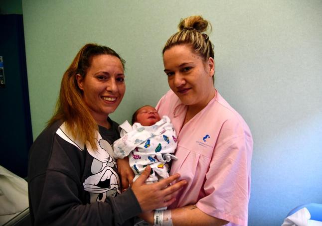 María y Andrea con Thiago, este miércoles, en el hospital Santa Lucía.