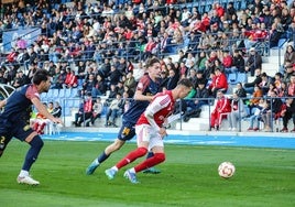 Kenneth Soler, jugador del Real Murcia, es encimado por Alexis Pérez, del UCAM CF.