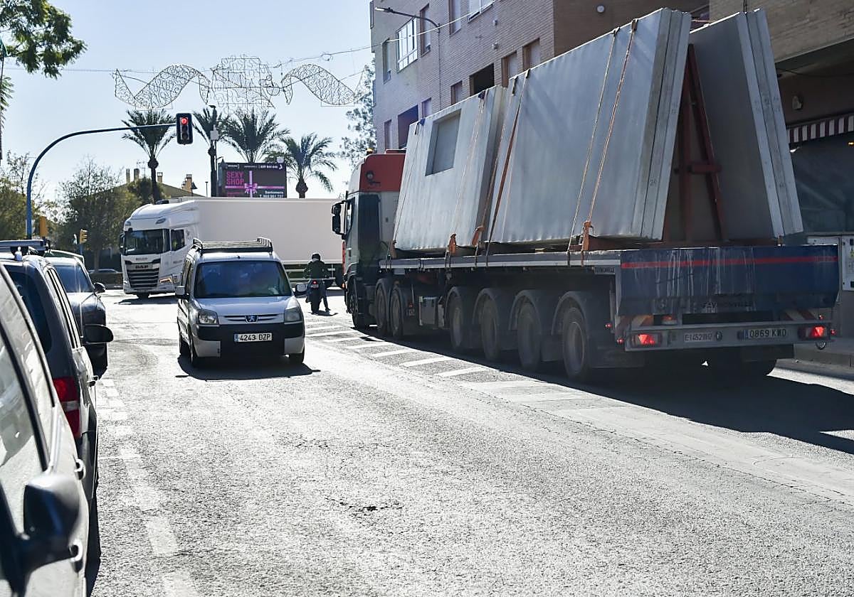 Dos camiones, en el casco urbano de Santomera.