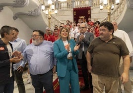 Noelia Arroyo, entre los hermanos Jiménez Bosque (Miguel Ángel y Sergio), durante la celebración del título de liga obtenido por el Jimbee Cartagena el pasado mes de junio.