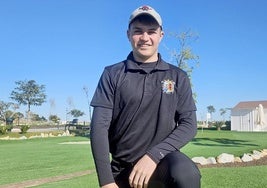 Bruno Quinto posa con su gorra de la suerte y con el escudo del club pachequero donde comenzó en el golf.