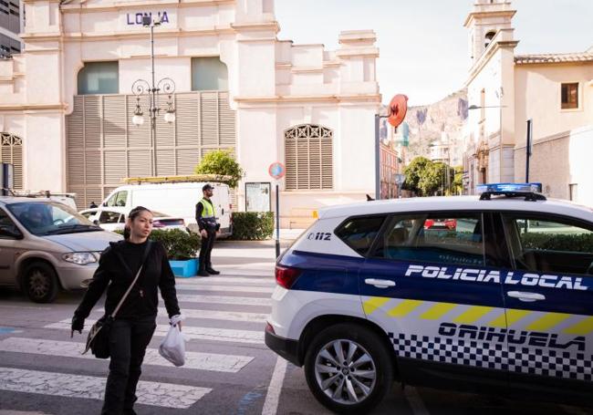 Un agente de la Policía Local regula el tráfico junto a la Lonja.