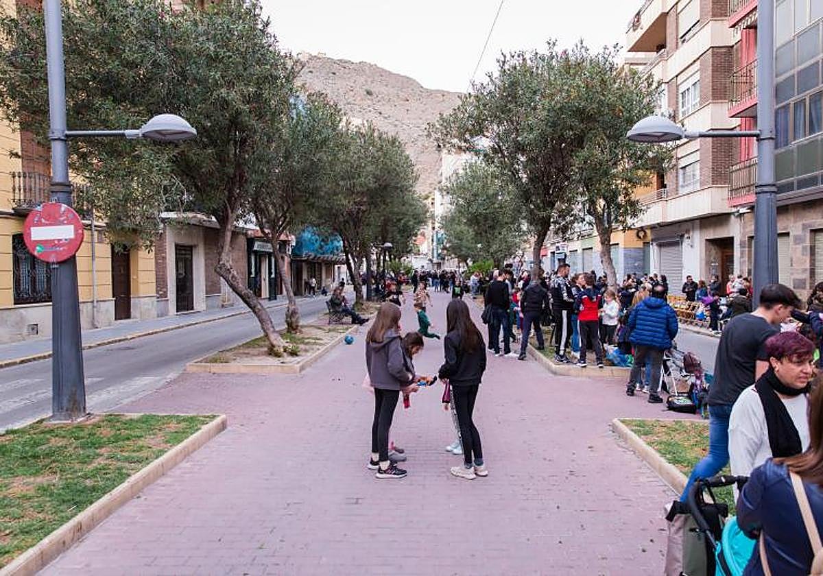 El Paseo lleno de gente a la espera de la salida de los tronos durante una Semana Santa.