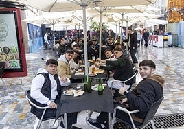 Unos jóvenes toman el aperitivo en la terraza de un bar del casco antiguo, durante la 'tardevieja'.
