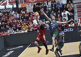 Rodions Kurucs finaliza una acción de canasta a canasta sin darle tiempo a Jonathan Barreiro a detener su avance hasta los dos puntos.