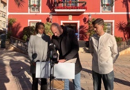 Rosa Sánchez, Antonio Sibina y Antonio García firman los puntos de compromiso de Gobierno de cara a la moción de censura en Alhama.