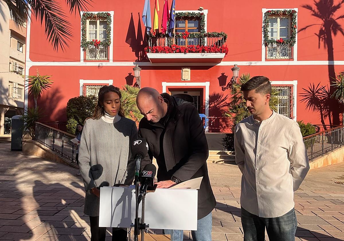 Rosa Sánchez, Antonio Sibina y Antonio García firman los puntos de compromiso de Gobierno de cara a la moción de censura en Alhama.