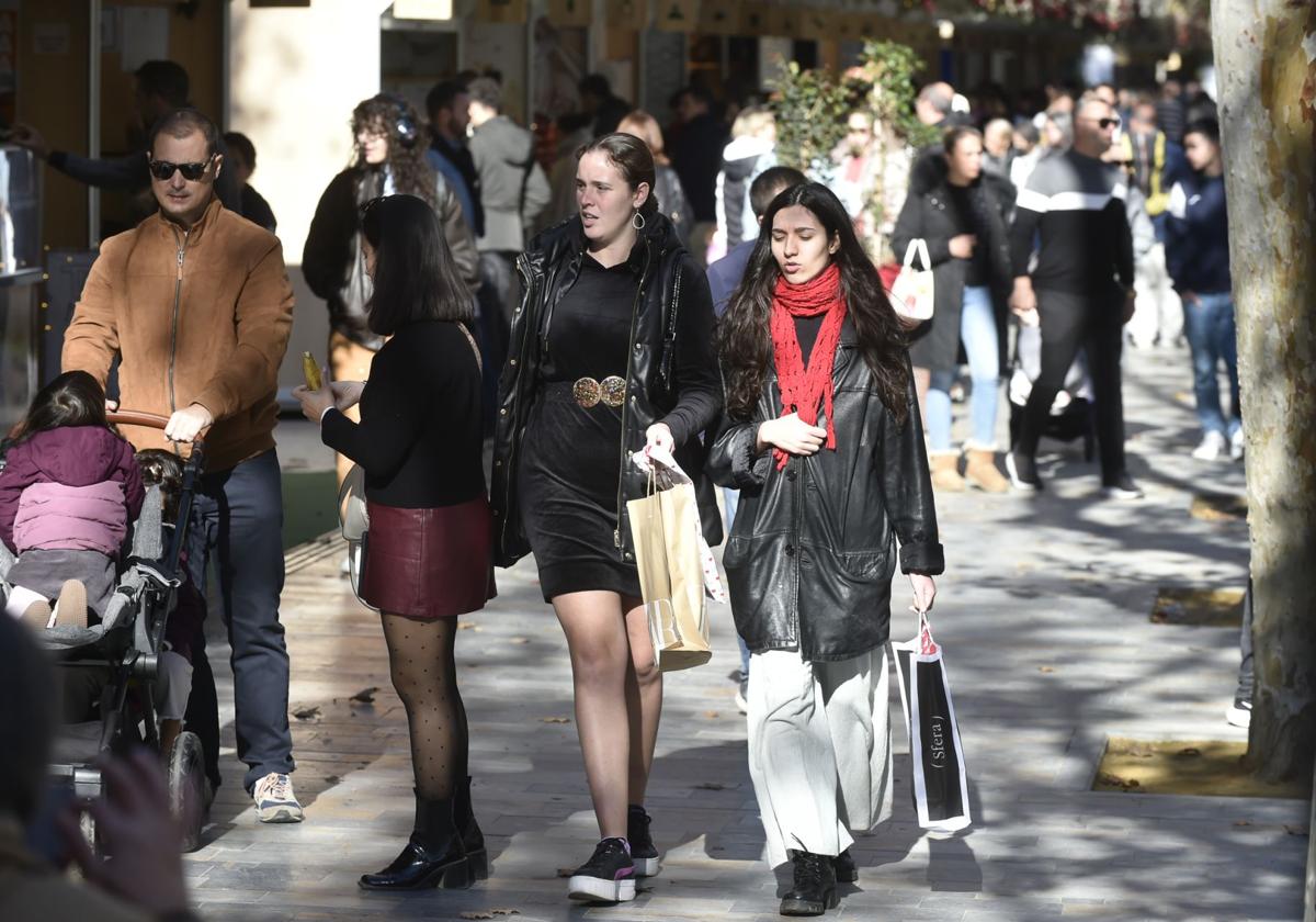 El paseo de Alfonso X de Murcia, ayer, lleno de gente atareada en las últimas compras.