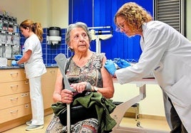 Una enfermera administra la vacuna de la gripe a una mujer en Murcia, el pasado mes de octubre.