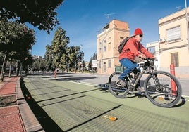 Carril bici ejecutado recientemente en la avenida Juana Jugán, que acaba a las puertas de Puente Tocinos.