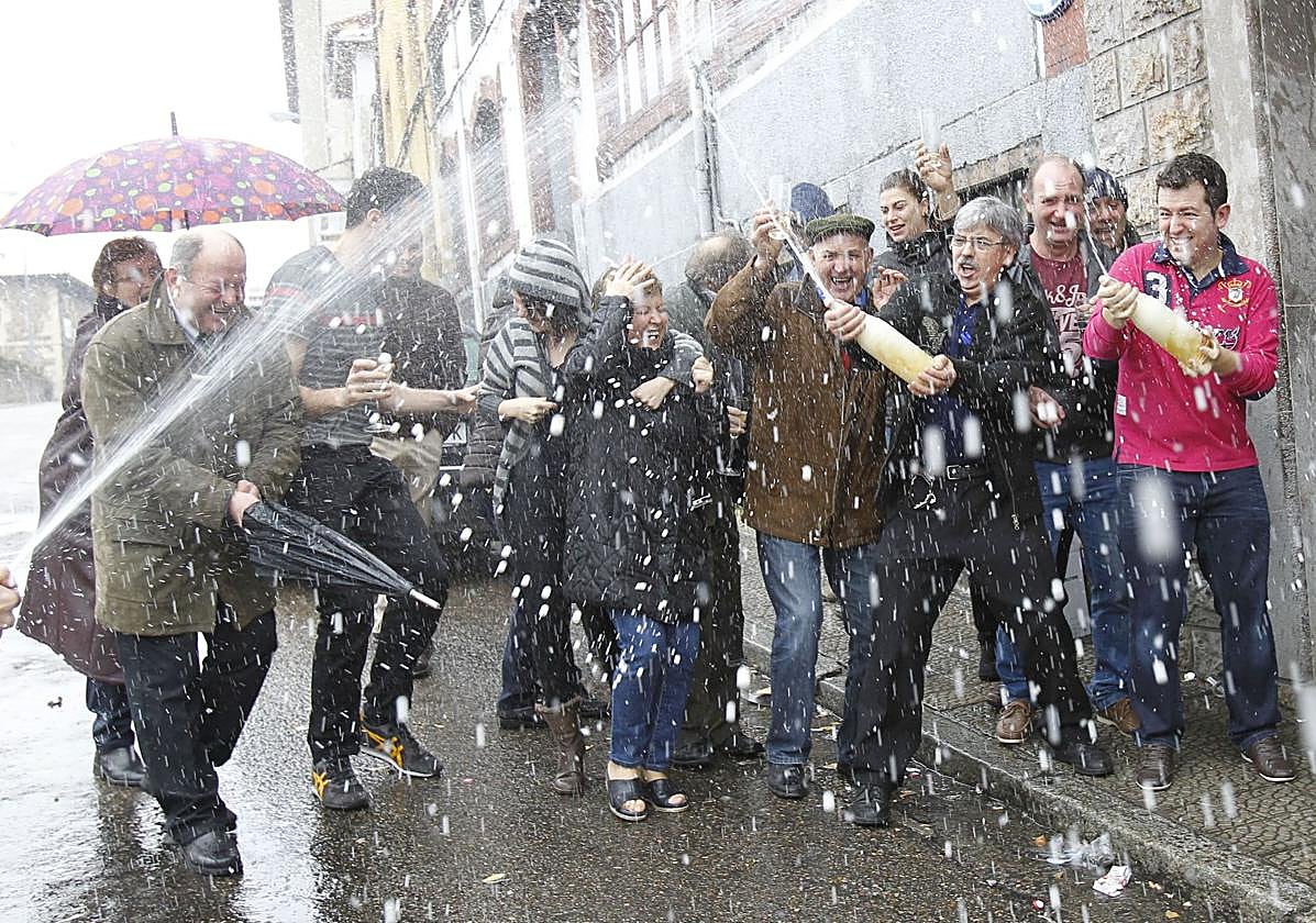 Imagen de archivo de una celebración tras ganar un premio de la Lotería del Niño.