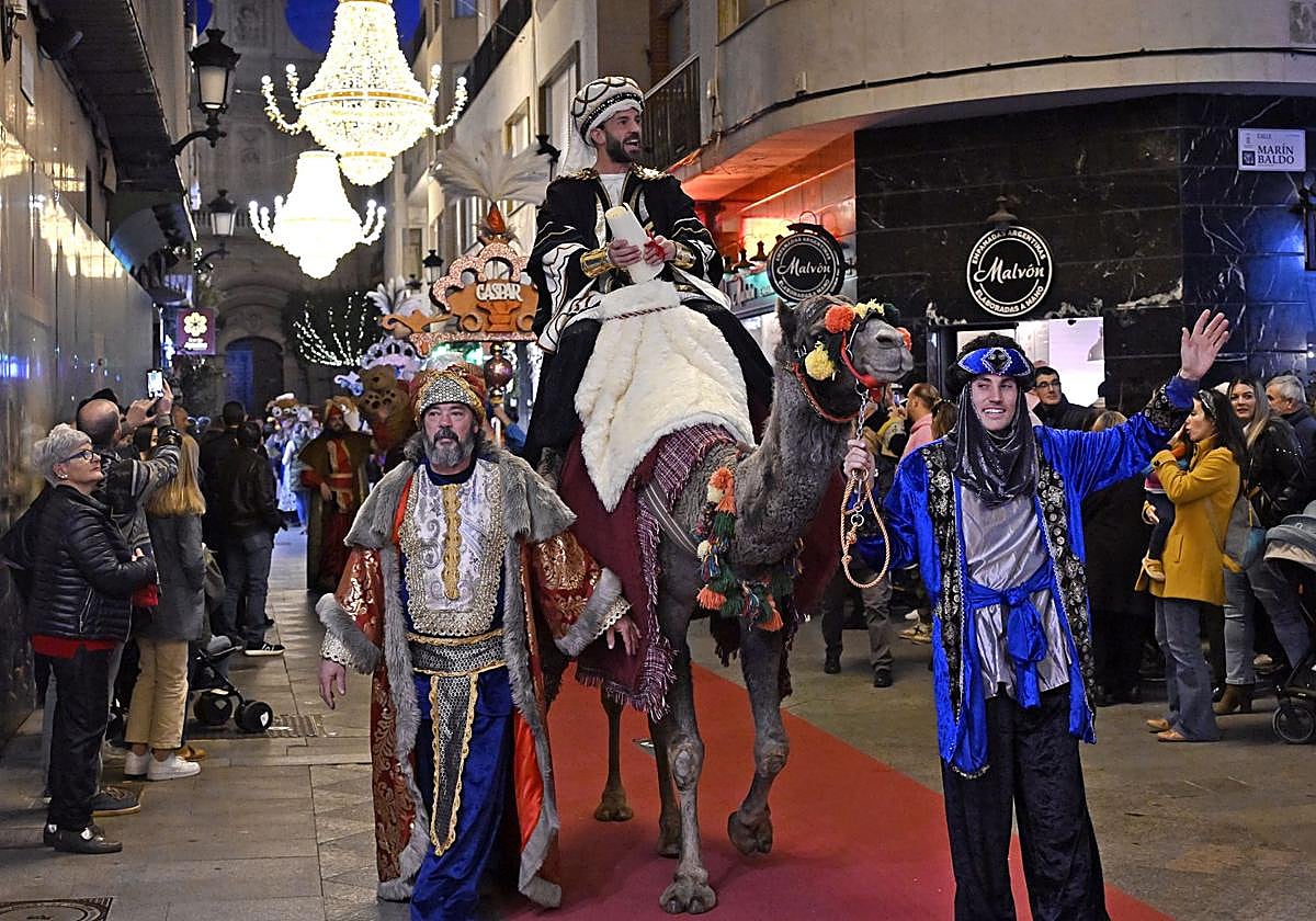 Desfile del emisario de los Reyes Magos, este sábado, en el centro de Murcia.