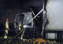 Bomberos trabajando en el lugar del suceso.